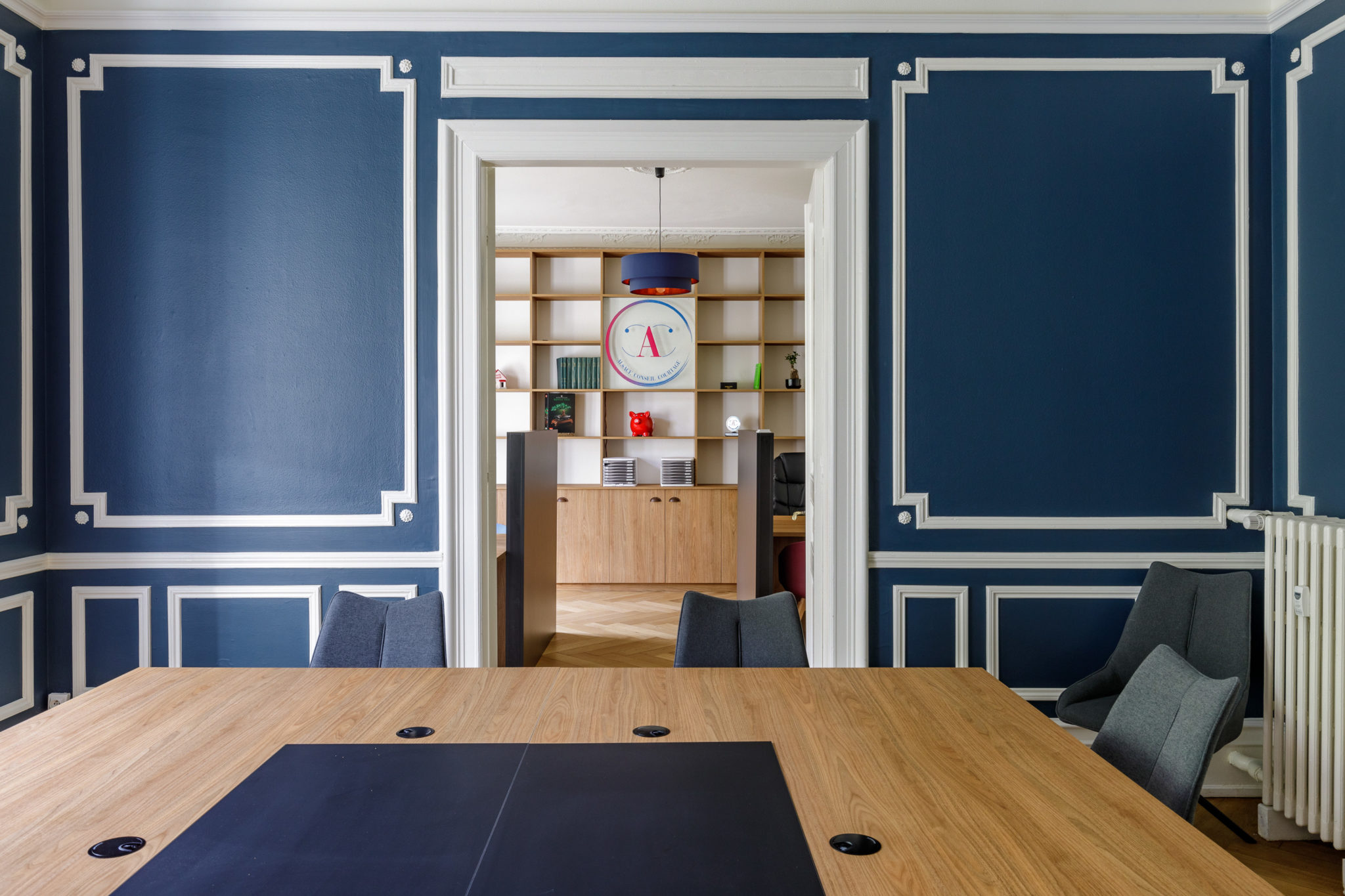 Salle de réunion vers bureau et bibliothèque