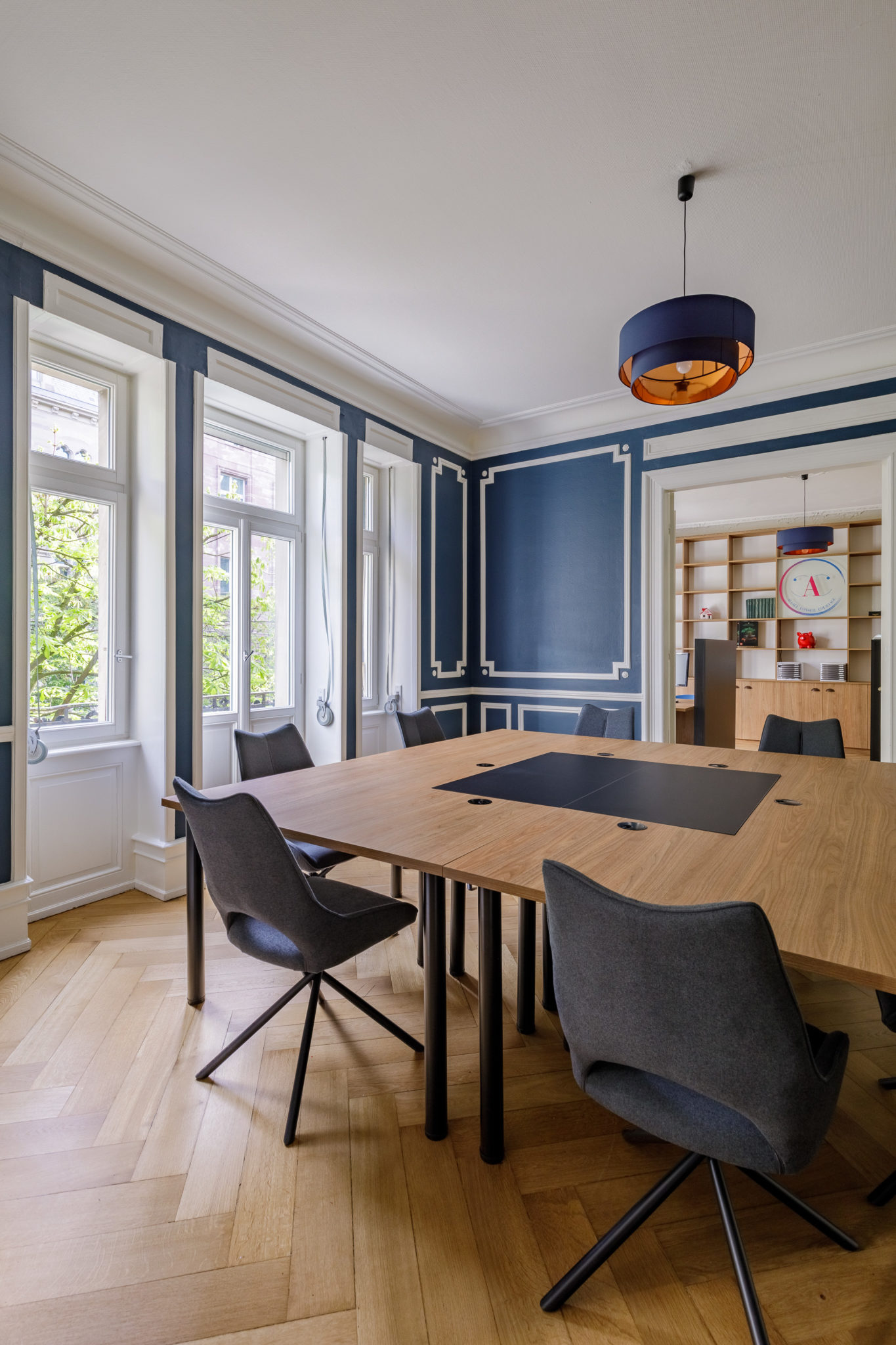 Salle de réunion vers bureau et bibliothèque