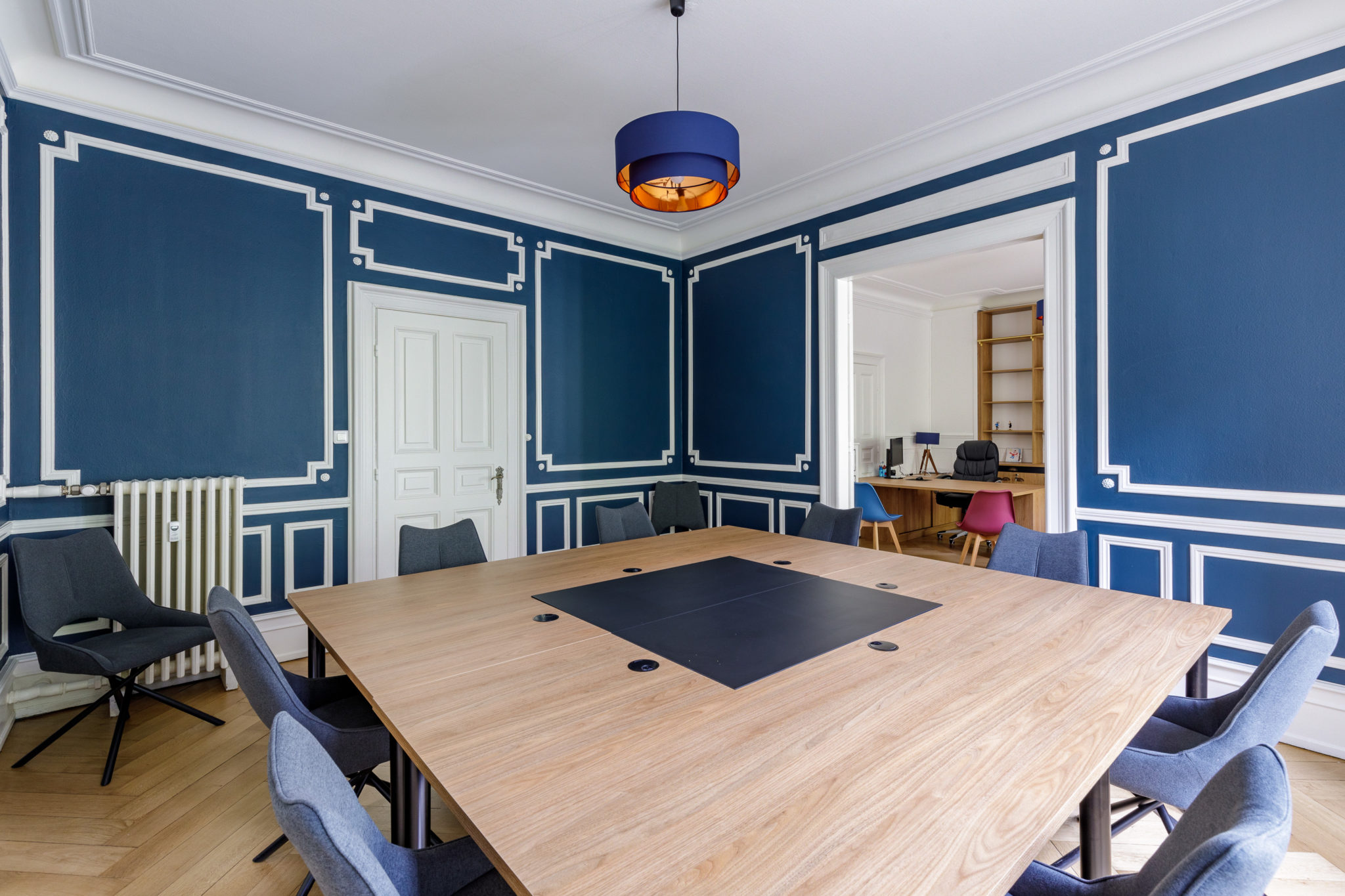 Salle de réunion vers bureau et bibliothèque