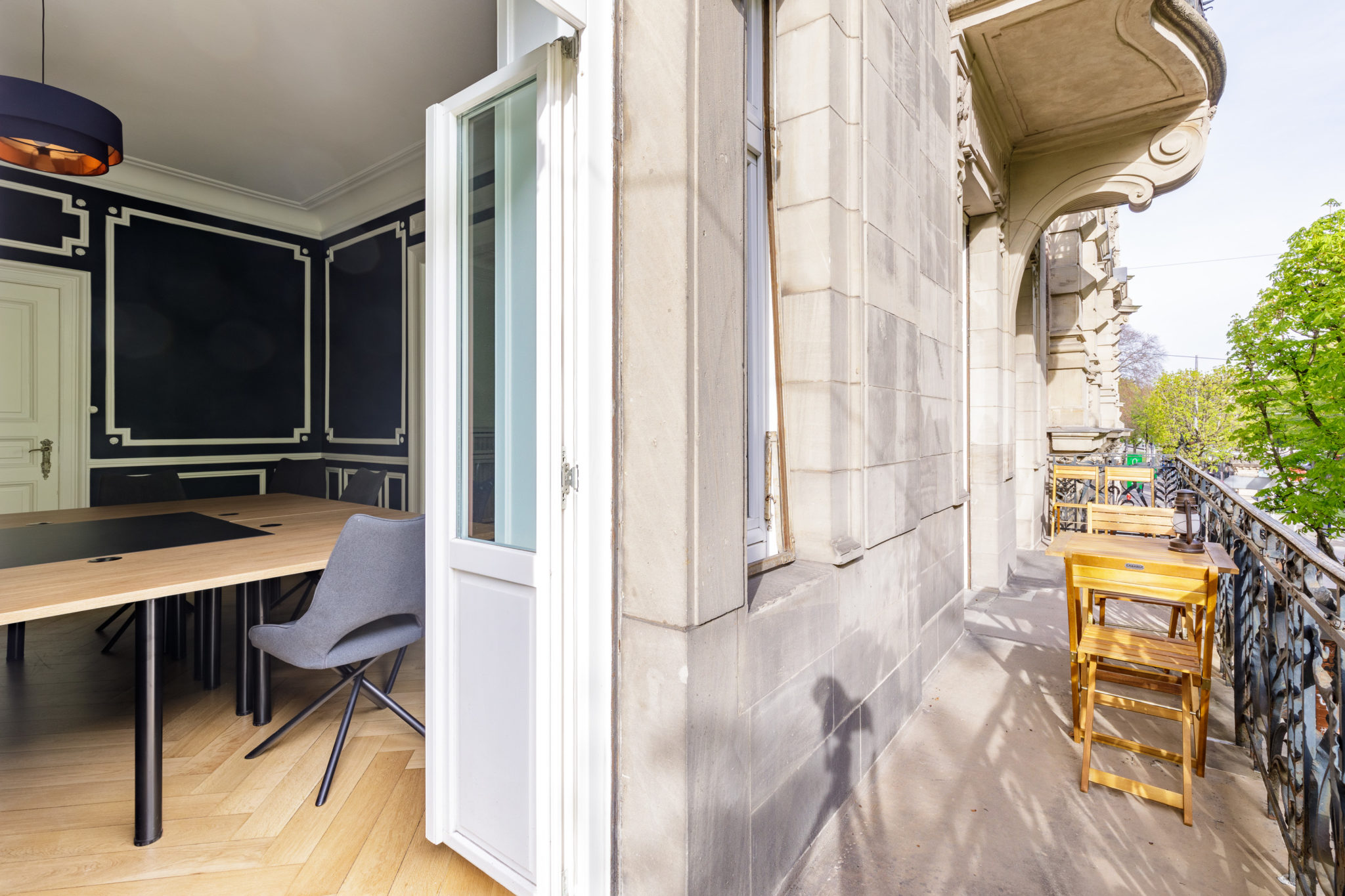 Nos bureaux donnent sur un grand balcon arboré