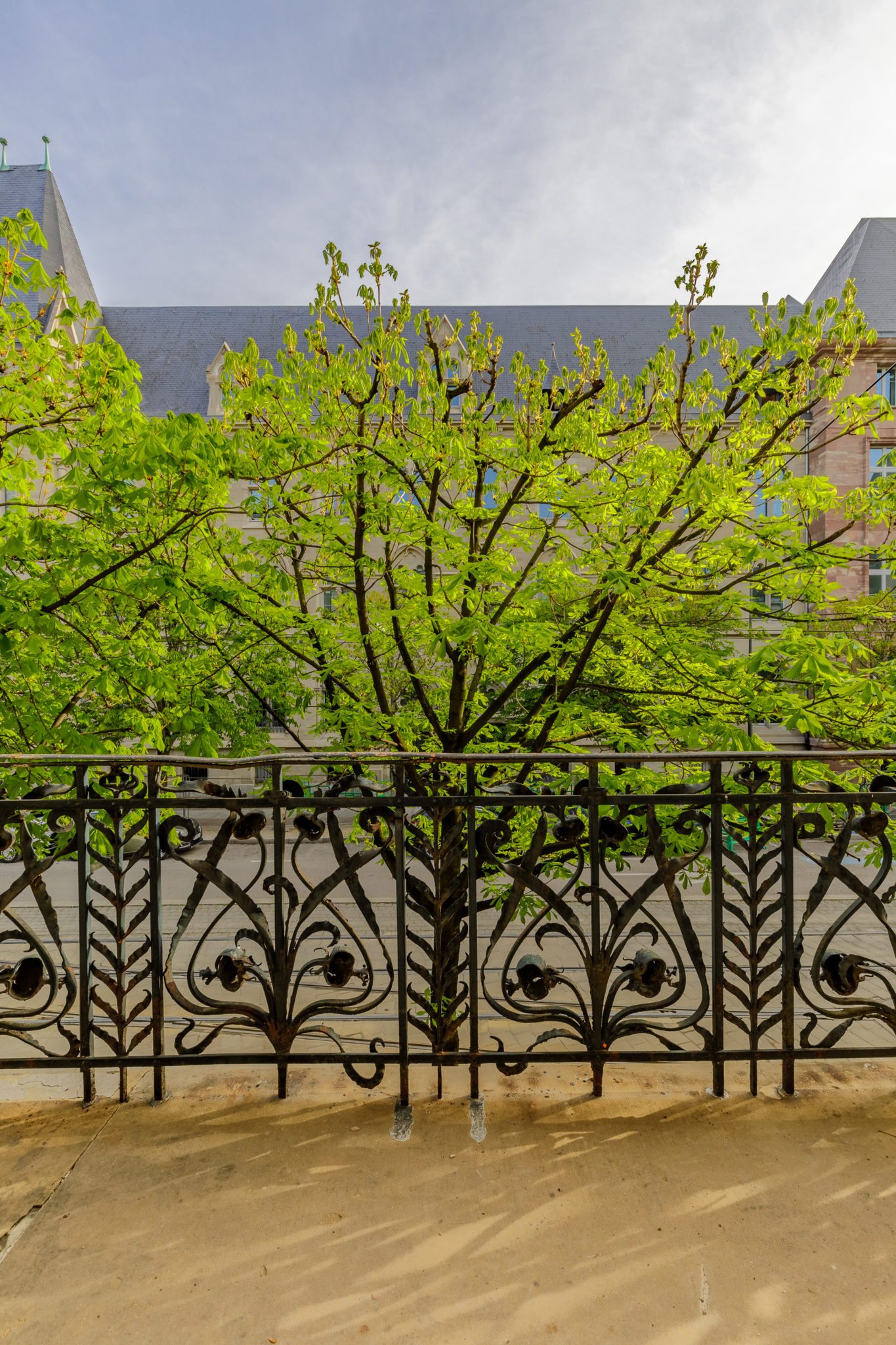 Balcon, face à l'ancien Hôtel des Postes