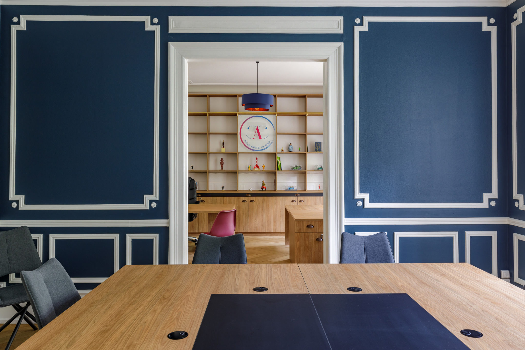 Salle de réunion vers bureau et bibliothèque